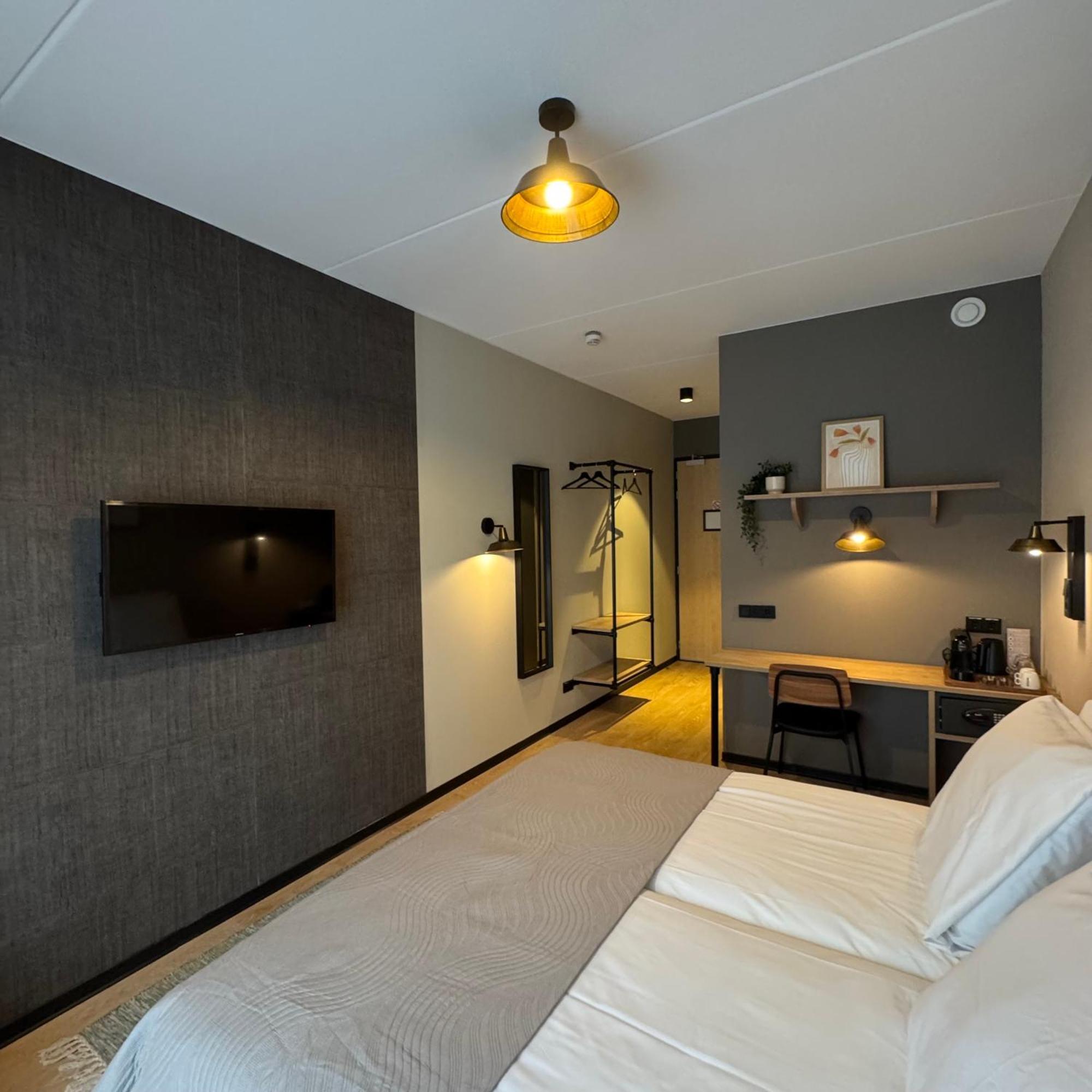 Hotel Emilia Kaatsheuvel Bagian luar foto