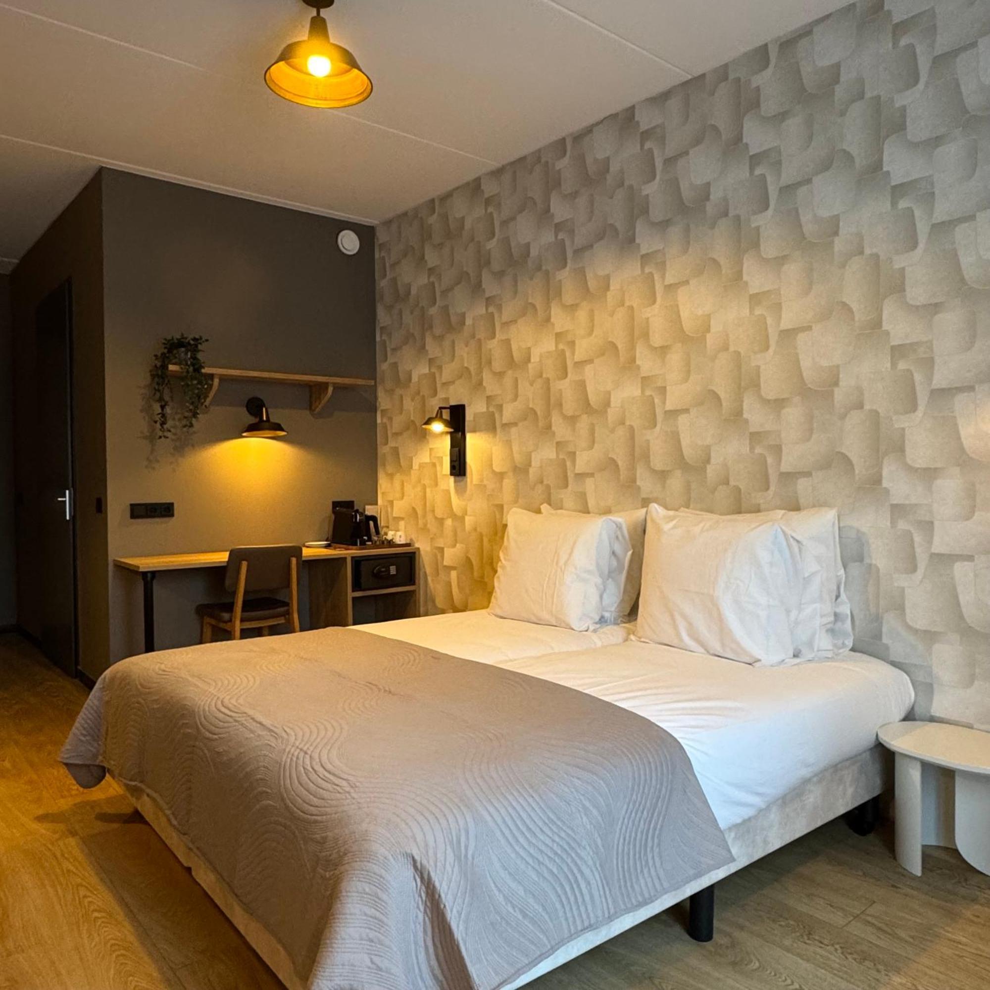 Hotel Emilia Kaatsheuvel Bagian luar foto