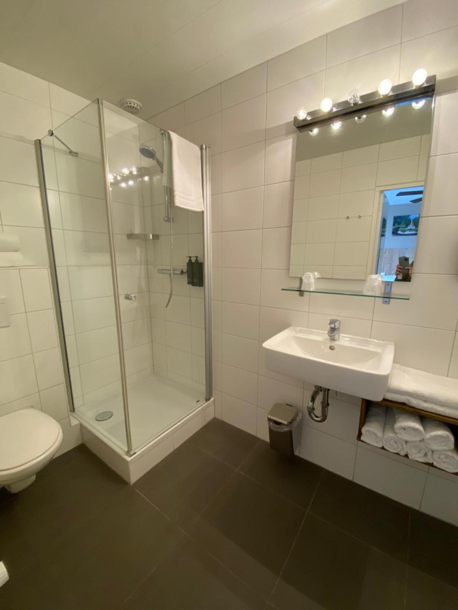 Hotel Emilia Kaatsheuvel Bagian luar foto